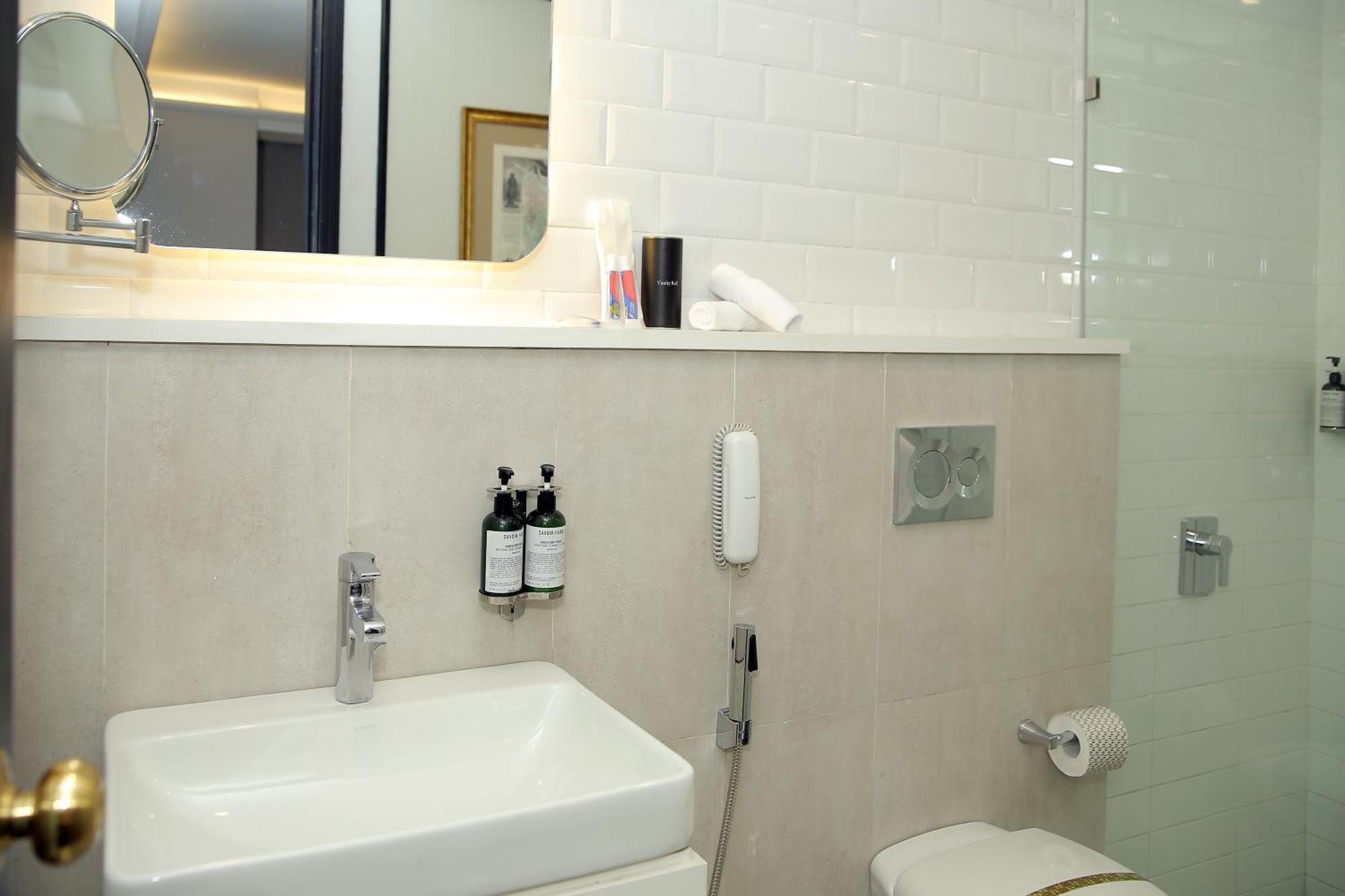 Ambiance Boutique Art Hotel Lahor Oda fotoğraf Bathroom in a hotel