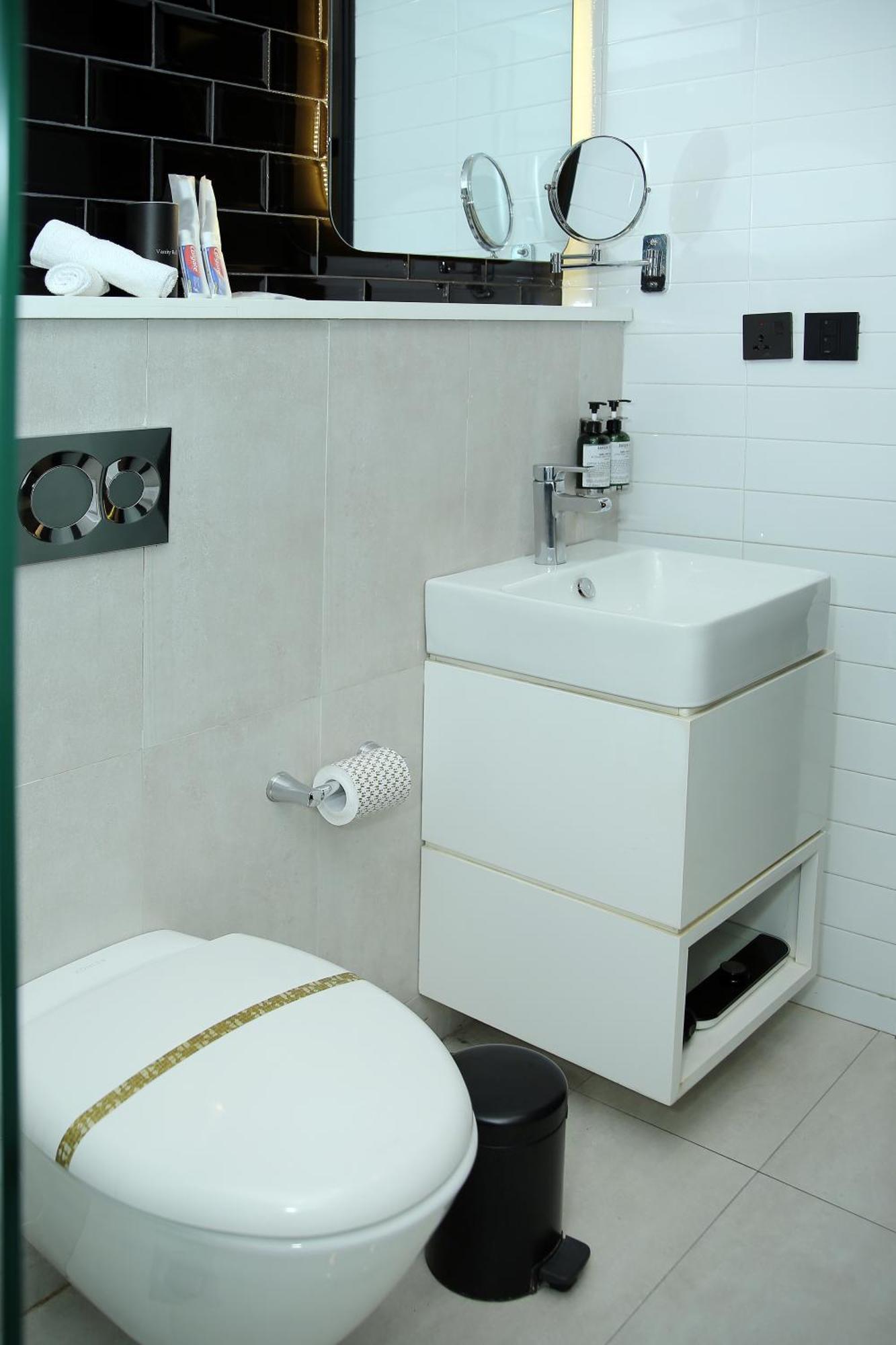 Ambiance Boutique Art Hotel Lahor Oda fotoğraf A modern bathroom