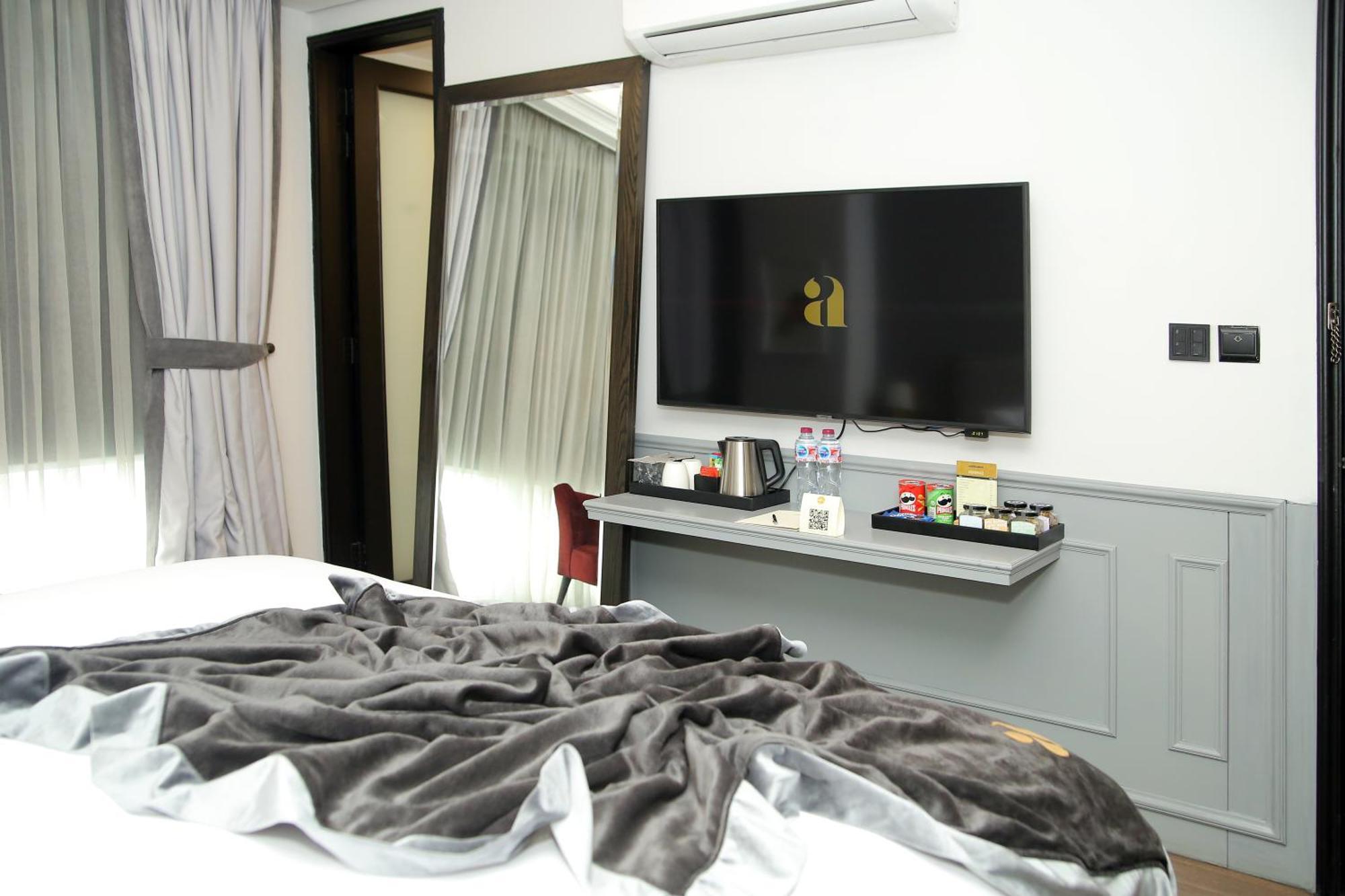 Ambiance Boutique Art Hotel Lahor Oda fotoğraf A television in a hotel room